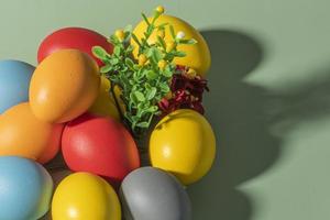 vistoso huevos, simbolizando Pascua de Resurrección, en un vistoso antecedentes y flores foto