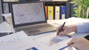 Analysieren Diagramme zeigen steigend Pfeil Darstellen Geschäft Wachstum. Geschäftsmann Analysieren Grafiken von Laptop und Papiere im seine Büro. video