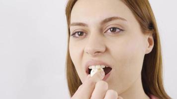 mujer comiendo chocolate gragea en de cerca. chocolate. de cerca mujer come chocolate pelotas. video