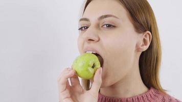 avvicinamento ritratto di donna mangiare Pera. mangiare frutta. avvicinamento di donna mangiare Pera. video