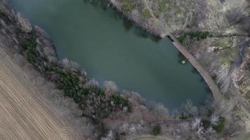 Antenne Aussicht von natürlich Teich in der Nähe von das Stadt, Dorf von havlickuv Brod, Tschechisch Republik. Wald nach Rinde Käfer Unglück video