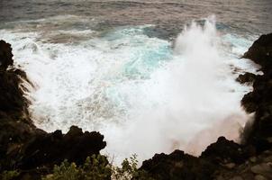 enormes olas del mar foto