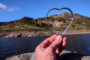 mano participación un pequeño metal corazón foto