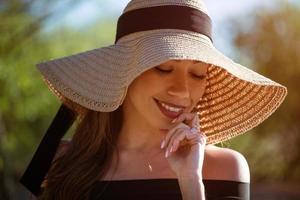 joven mujer en Dom sombrero cerca arriba foto