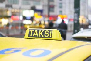 Taxi coche en el calle en Estanbul foto