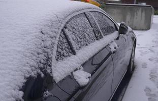 fila de carros cubierto en nieve foto