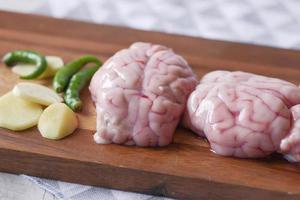 cerebro de cordero en una tabla de cortar foto