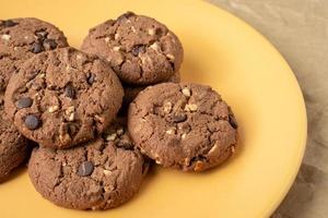 chocolate galletas en plato foto