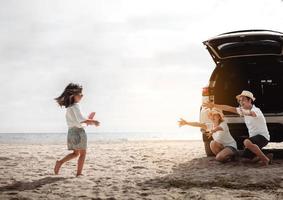 familia viaje coche la carretera viaje concepto. verano vacaciones en coche en el atardecer, papá, mamá y hija contento de viaje disfrutar y relajación juntos conducción en vacaciones, gente,estilo de vida con transporte foto