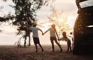 contento familia con coche viaje y cámping la carretera viaje. verano vacaciones en coche en el atardecer, papá, mamá y hija contento de viaje disfrutar juntos conducción en vacaciones, personas estilo de vida paseo por automóvil. foto