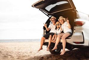 familia con coche viaje conducción la carretera viaje verano vacaciones en coche en el atardecer, papá, mamá y hija contento de viaje disfrutar Días festivos y relajación juntos obtener el atmósfera y Vamos a destino foto