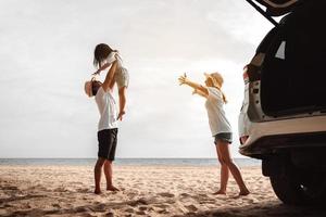 familia feliz con viaje en coche viaje por carretera. vacaciones de verano en automóvil al atardecer, papá, mamá e hija felices viajando disfrutan juntos conduciendo en vacaciones, el estilo de vida de la gente viaja en automóvil. foto