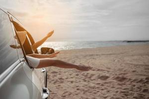 viaje en auto hatchback conduciendo viaje por carretera de vacaciones familiares de verano en auto al atardecer, niñas felices viajando disfrutan de vacaciones y relajación juntas consiguen la atmósfera e ir al destino foto