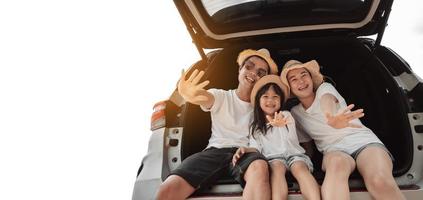 familia con coche viaje conducción la carretera viaje verano vacaciones en coche en el atardecer, papá, mamá y hija contento de viaje disfrutar Días festivos y relajación juntos obtener el atmósfera y Vamos a destino foto