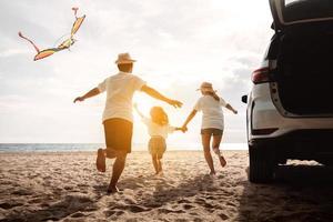 familia feliz con viaje en coche viaje por carretera. vacaciones de verano en automóvil al atardecer, papá, mamá e hija felices viajando disfrutan juntos conduciendo en vacaciones, el estilo de vida de la gente viaja en automóvil. foto