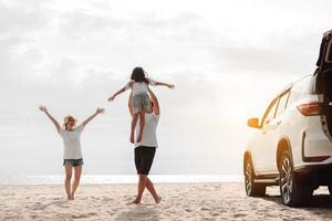 familia feliz con viaje en coche viaje por carretera. vacaciones de verano en automóvil al atardecer, papá, mamá e hija felices viajando disfrutan juntos conduciendo en vacaciones, el estilo de vida de la gente viaja en automóvil. foto