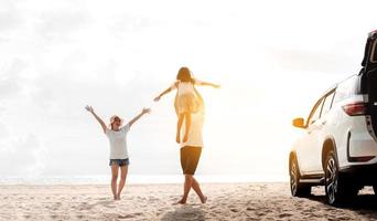 familia feliz con viaje en coche viaje por carretera. vacaciones de verano en automóvil al atardecer, papá, mamá e hija felices viajando disfrutan juntos conduciendo en vacaciones, el estilo de vida de la gente viaja en automóvil. foto