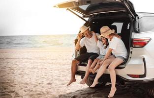 familia con coche viaje conducción la carretera viaje verano vacaciones en coche en el atardecer, papá, mamá y hija contento de viaje disfrutar Días festivos y relajación juntos obtener el atmósfera y Vamos a destino foto