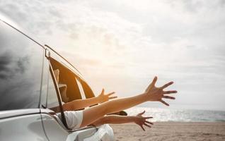 viaje en auto hatchback conduciendo viaje por carretera de vacaciones familiares de verano en auto al atardecer, niñas felices viajando disfrutan de vacaciones y relajación juntas consiguen la atmósfera e ir al destino foto