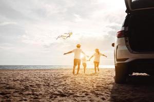 familia feliz con viaje en coche viaje por carretera. vacaciones de verano en automóvil al atardecer, papá, mamá e hija felices viajando disfrutan juntos conduciendo en vacaciones, el estilo de vida de la gente viaja en automóvil. foto