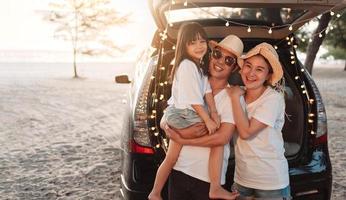 contento familia con coche viaje y cámping la carretera viaje. verano vacaciones en coche en el atardecer, papá, mamá y hija contento de viaje disfrutar juntos conducción en vacaciones, personas estilo de vida paseo por automóvil. foto