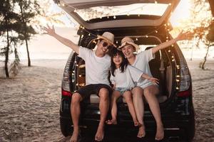 contento familia con coche viaje y cámping la carretera viaje. verano vacaciones en coche en el atardecer, papá, mamá y hija contento de viaje disfrutar juntos conducción en vacaciones, personas estilo de vida paseo por automóvil. foto