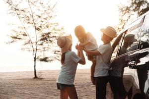 familia con coche viaje conducción la carretera viaje verano vacaciones en coche en el atardecer, papá, mamá y hija contento de viaje disfrutar Días festivos y relajación juntos obtener el atmósfera y Vamos a destino foto