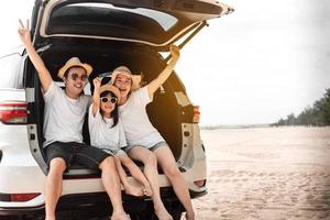 familia con coche viaje conducción la carretera viaje verano vacaciones en coche en el atardecer, papá, mamá y hija contento de viaje disfrutar Días festivos y relajación juntos obtener el atmósfera y Vamos a destino foto