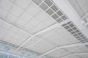 armazón de estructura de acero grande, marco de techo y chapa metálica en el sitio de construcción foto