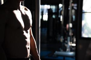 sexy cuerpo de muscular joven soldado asiático hombre en gimnasia. concepto de salud cuidado, ejercicio aptitud física, fuerte músculo masa, cuerpo mejora, grasa reducción para de los hombres salud suplemento producto presentación. foto