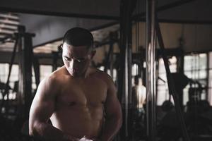 sexy cuerpo de muscular joven soldado asiático hombre en gimnasia. concepto de salud cuidado, ejercicio aptitud física, fuerte músculo masa, cuerpo mejora, grasa reducción para de los hombres salud suplemento producto presentación. foto