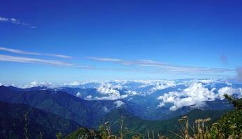 azul cielo y blanco nubes de himalaya rango de seda ruta sikkim
