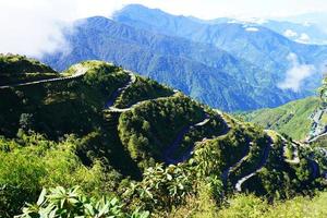 verde montaña rango con seda ruta zig zag la carretera foto