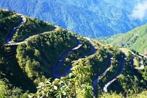 soleado clima en zig zag la carretera de seda ruta sikkim foto