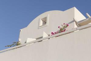 tradicional blanco edificio en santorini en contra azul cielo foto