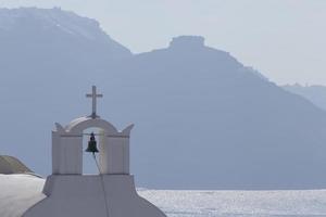 paisaje de santorini con campana torre foto