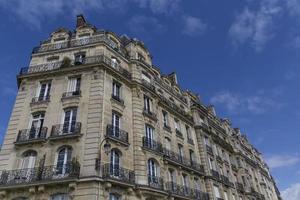 visión de edificio en histórico distrito de París foto