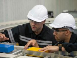 labor ingeniero personal empleado gerente supervisor masculino hombre persona blanco casco de seguridad la seguridad fábrica máquina robot ai construcción capataz proyecto sitio fabricación robot ai instalaciones desarrollo hablar hablar foto