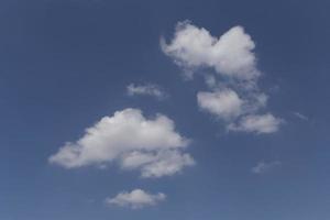 nubes blancas en un cielo azul foto