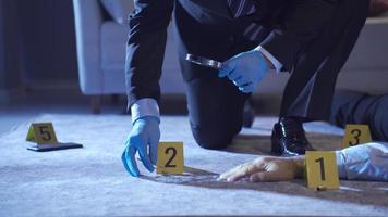 el criminologista examina el evidencia a el crimen escena. bala carcasas asesinato investigación. forense experto crimen escena investigación. video