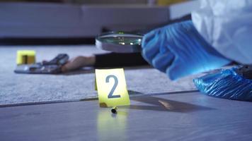 crime cena investigação. forense experts estão trabalhando às a crime cena. cadáver, esvaziar Concha invólucros. video