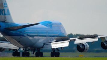 amsterdam, de nederländerna juli 26, 2017 - klm kunglig dutch flygbolag boeing 747 ph bfu bromsning efter landning på bana 18r polderbaan. shiphol flygplats, amsterdam, holland video