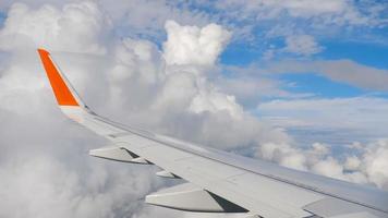 asa de avião no céu e nuvem em movimento, vista da cabine do avião video