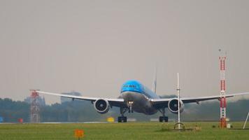 amsterdam, nederland 26 juli 2017 - klm royal dutch airlines boeing 777 ph bqn vertrek naar atlanta op baan 24 kaagbaan. shiphol airport, amsterdam, holland video