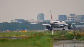 amsterdam, países bajos 26 de julio de 2017 - air china cargo boeing 777 b 2097 rodando después del aterrizaje, aeropuerto shiphol, amsterdam, holanda video