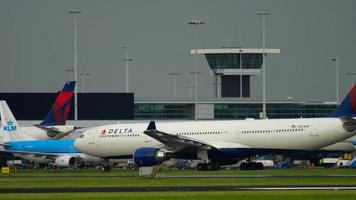 amsterdam, países bajos 26 de julio de 2017 - delta airlines airbus a330 n831nw desde atlanta rodando después del aterrizaje, aeropuerto shiphol, amsterdam, holanda video