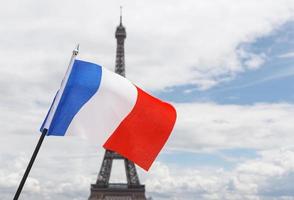 bandera de Francia en contra eiffel torre foto