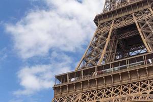 cerca arriba o eiffel torre en contra azul cielo con nubes foto