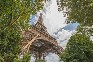 ver en eiffel torre desde jardín a verano día foto