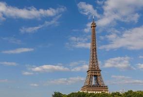 eiffel torre en contra azul cielo con nubes foto